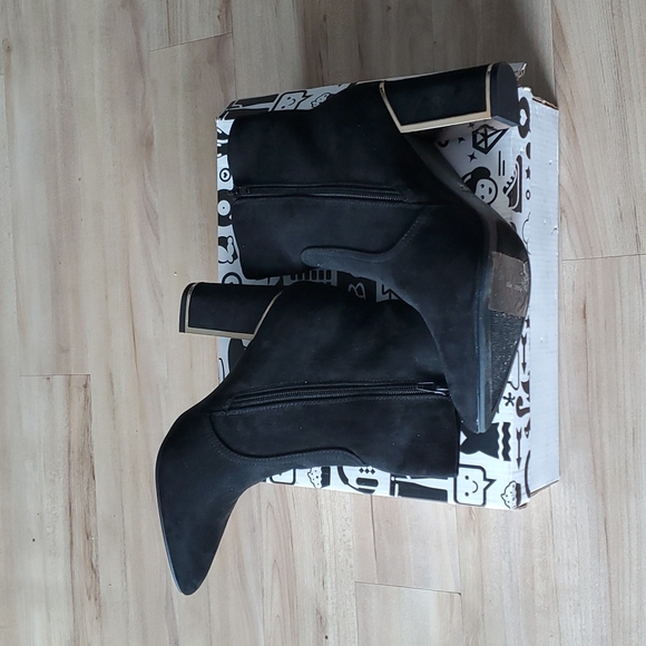 Boots - Picture 5 of 5